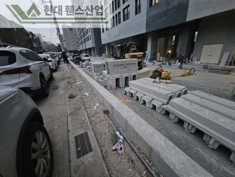 부평휀스 펜스 울타리 - 부평시에 위치한 신축아파트 경계에 베이직 A형휀스를 시공한 현장을 소개합니다.