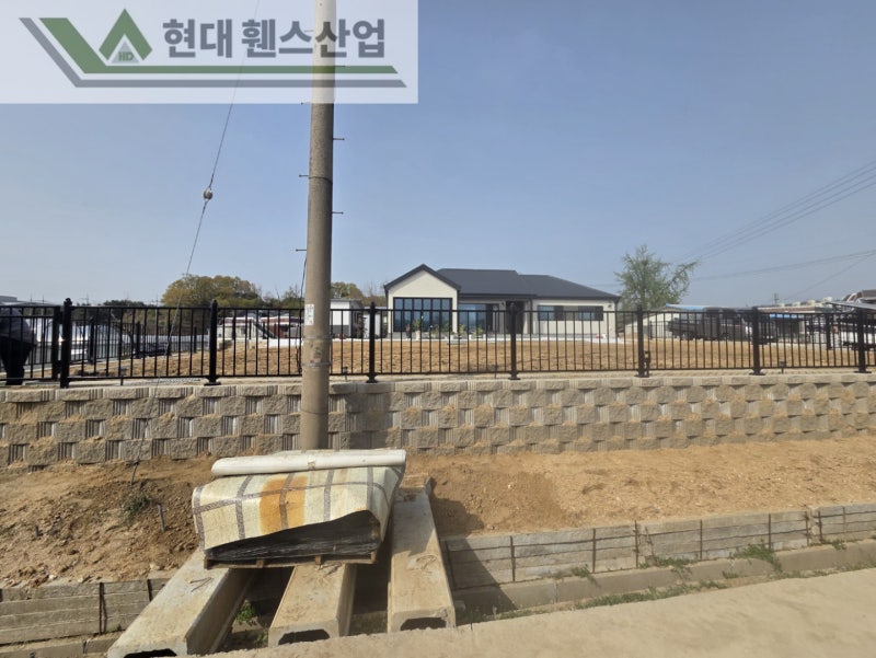 천안휀스 펜스 울타리 - 천안시 직산읍에 위치한 전원주택에 경계용 베이직A형휀스를 시공한 현장을 소개합니다. 천안휀스 펜스 울타리 - 천안시 직산읍에 위치한 전원주택에 경계용 베이직A형휀스를 시공한 현장을 소개합니다.
