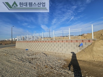 평택휀스 펜스 울타리 - 평택시 칠괴동에 위치한 신축산업단지 부지 경계에 경계용 베이직 B형휀스를 시공한 현장을 소개합니다.