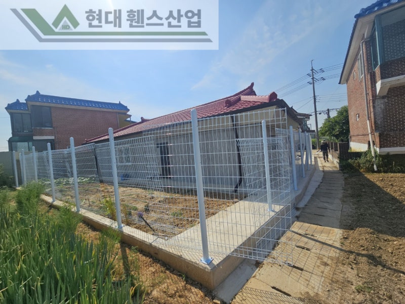 천안휀스 펜스 울타리 - 천안시 성환읍에 위치한 시골 마을 주택에 경계용 메쉬휀스를 설치한 현장을 소개합니다. 천안휀스 펜스 울타리 - 천안시 성환읍에 위치한 시골 마을 주택에 경계용 메쉬휀스를 설치한 현장을 소개합니다.