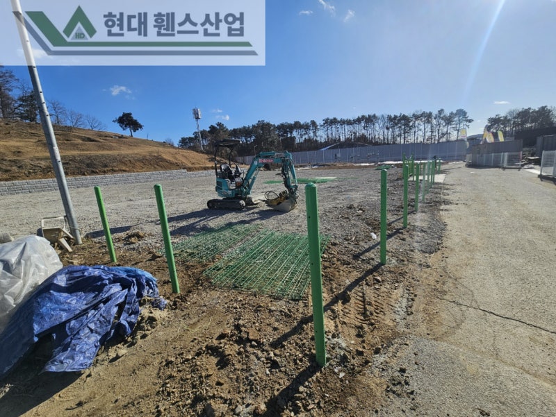 아산휀스 펜스 울타리 - 아산시 영인면에 위치한 나대지에 경계용 메쉬휀스를 시공한 현장을 소개합니다. 아산휀스 펜스 울타리 - 아산시 영인면에 위치한 나대지에 경계용 메쉬휀스를 시공한 현장을 소개합니다.