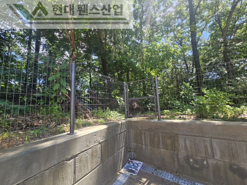 천안휀스 펜스 울타리 - 천안시 성거읍에 위치한 고급 전원주택에 경계용 메쉬휀스를 설치한 현장을 소개합니다.