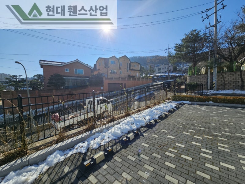 평택휀스 펜스 울타리 - 평택시 용이동에 위치한 유치원 주차장에 기존 메쉬휀스 철거 및 베이직B형휀스를 시공한 현장을 소개합니다.