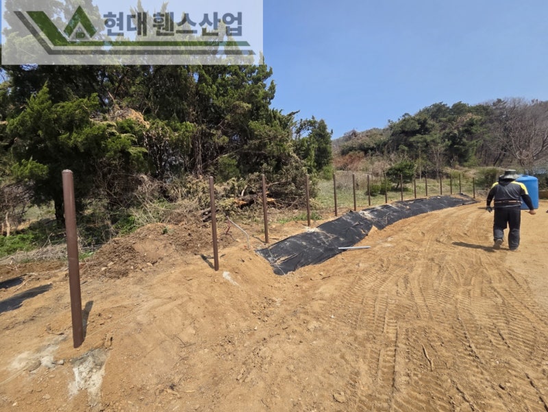 평택휀스 펜스 울타리 - 평택시 칠원동에 위치한 농막에 경계용 메쉬휀스를 시공한 현장을 소개합니다. 평택휀스 펜스 울타리 - 평택시 칠원동에 위치한 농막에 경계용 메쉬휀스를 시공한 현장을 소개합니다.