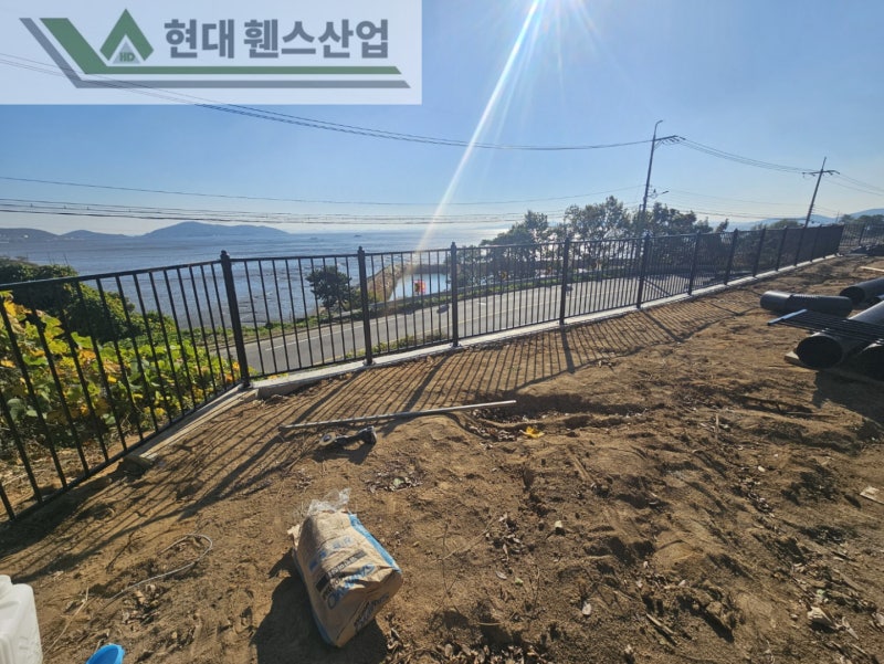 제부도휀스 펜스 울타리 - 제부도에 위치한 전원주택단지 예정지에 경계용 베이직 A형휀스를 시공한 현장을 소개합니다.
