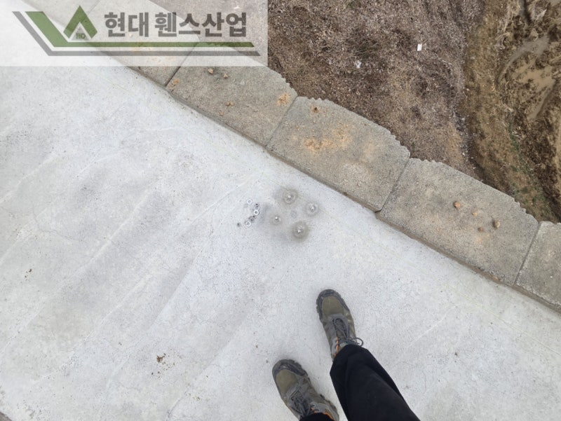 천안휀스 펜스 울타리 - 천안시 직산읍에 위치한 나대지 경계에 추락방지용 메쉬휀스를 시공한 현장을 소개합니다.