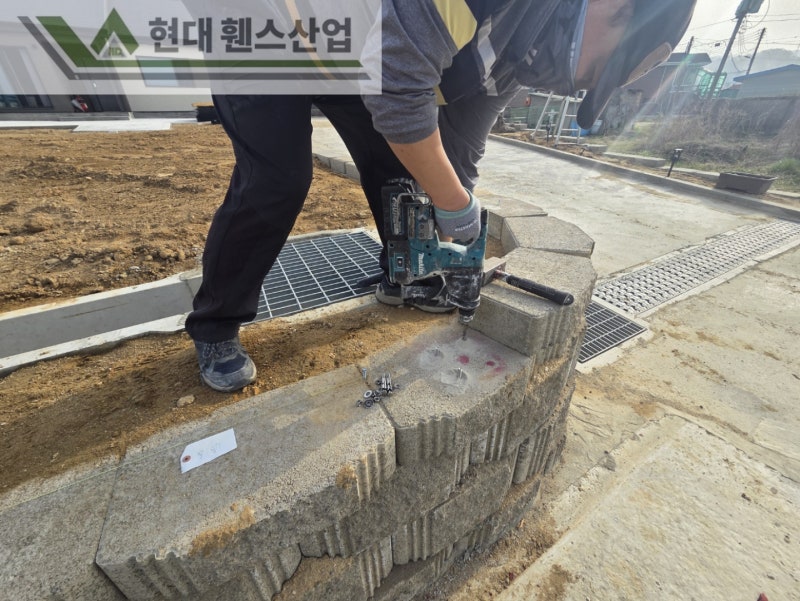 천안휀스 펜스 울타리 - 천안시 직산읍에 위치한 전원주택에 경계용 베이직A형휀스를 시공한 현장을 소개합니다. 천안휀스 펜스 울타리 - 천안시 직산읍에 위치한 전원주택에 경계용 베이직A형휀스를 시공한 현장을 소개합니다.