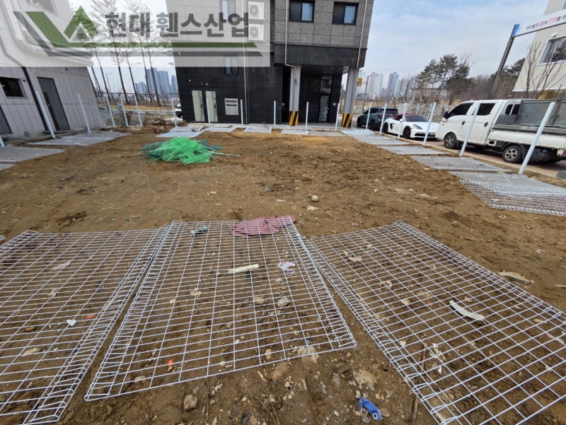 평택휀스 펜스 울타리 - 평택시 고덕동에 위치한 나대지 경계에 메쉬휀스를 시공한 현장을 소개합니다.
