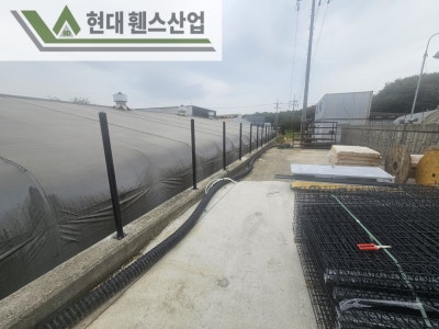 천안휀스 펜스 울타리 - 천안시 신방동에 위치한 공장 경계 옹벽에 메쉬휀스를 시공한 현장을 소개합니다. 천안휀스 펜스 울타리 - 천안시 신방동에 위치한 공장 경계 옹벽에 메쉬휀스를 시공한 현장을 소개합니다.