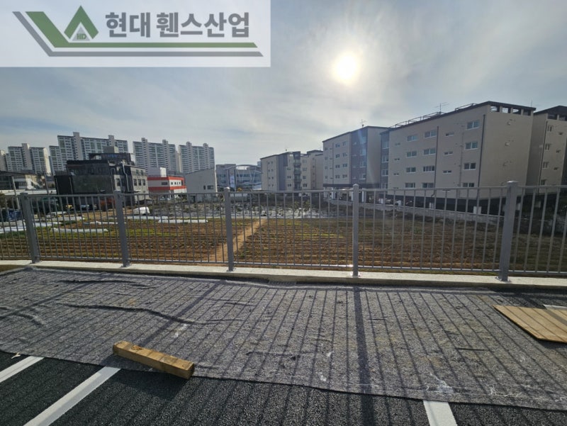 용인휀스 펜스 울타리 - 용인시 보정동에 위치한 신축 원룸빌라 경계에 추락방지용 베이직A형휀스를 시공한 현장을 소개합니다.
