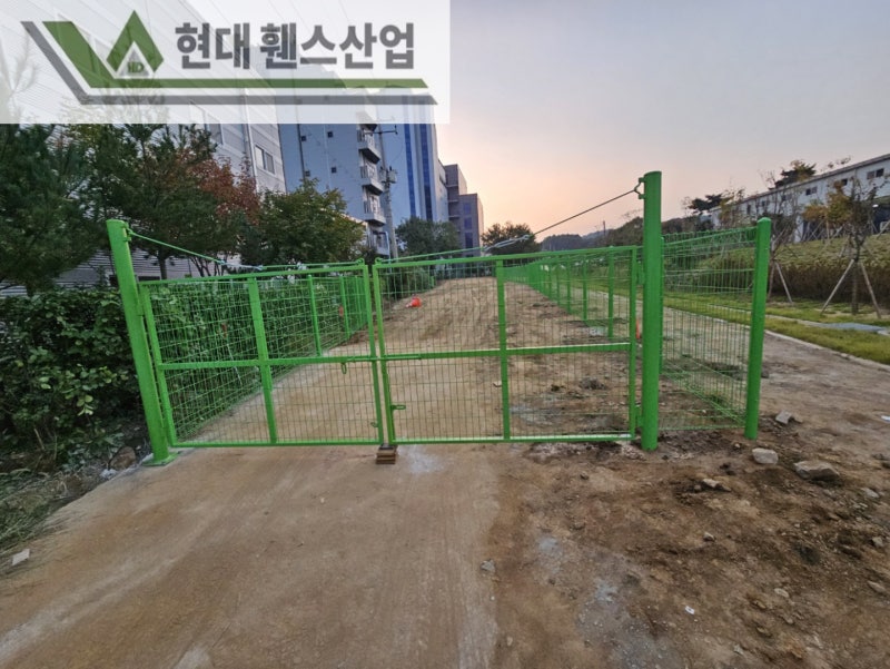 오산휀스 펜스 울타리 - 오산시 초평동에 위치한 나대지 경계에 메쉬휀스를 시공한 현장을 소개합니다.