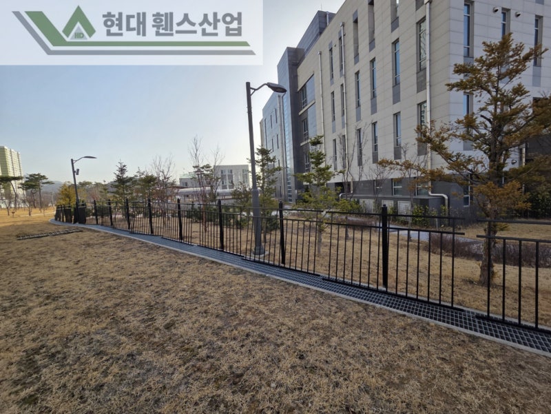 제천휀스 펜스 울타리 - 제천군 세무서 경계에 베이직C형휀스를 시공한 현장을 소개합니다.