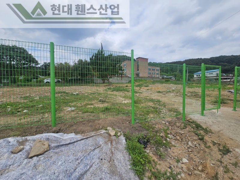 아산휀스 펜스 울타리 - 아산시 탕정면에 위치한 공터에 경계용 메쉬휀스를 시공한 현장을 소개합니다. 아산휀스 펜스 울타리 - 아산시 탕정면에 위치한 공터에 경계용 메쉬휀스를 시공한 현장을 소개합니다.