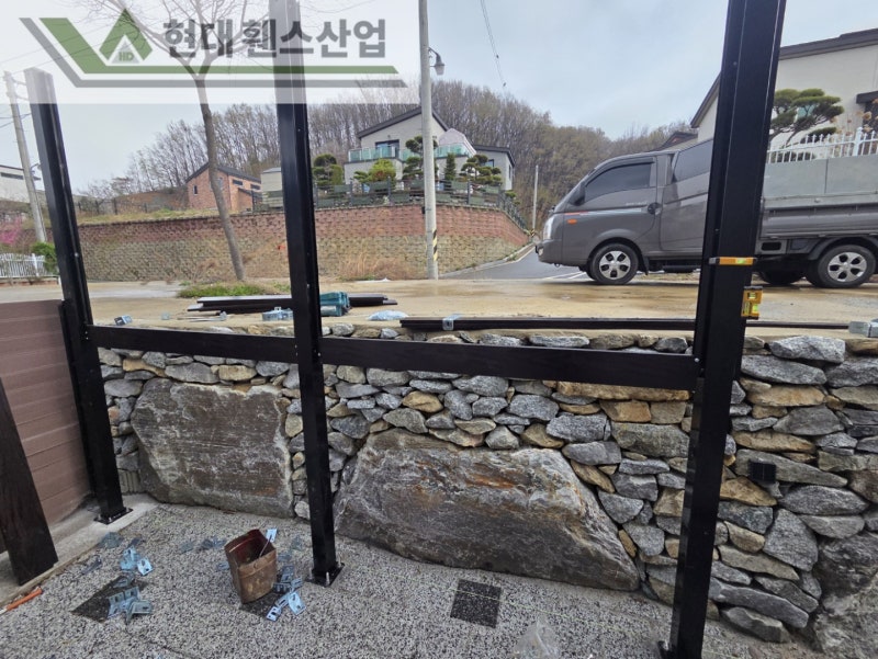 천안휀스 펜스 울타리 - 천안시 성거읍에 위치한 전원주택에 목재 가림막휀스를 시공한 현장을 소개합니다. 천안휀스 펜스 울타리 - 천안시 성거읍에 위치한 전원주택에 목재 가림막휀스를 시공한 현장을 소개합니다.