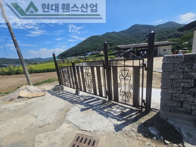 평택휀스 펜스 울타리 - 평택시 칠원동에 위치한 작은 마을 주택에 아름다운 합성목재가 들어간 대문을 시공한 현장을 소개합니다. 평택휀스 펜스 울타리 - 평택시 칠원동에 위치한 작은 마을 주택에 아름다운 합성목재가 들어간 대문을 시공한 현장을 소개합니다.
