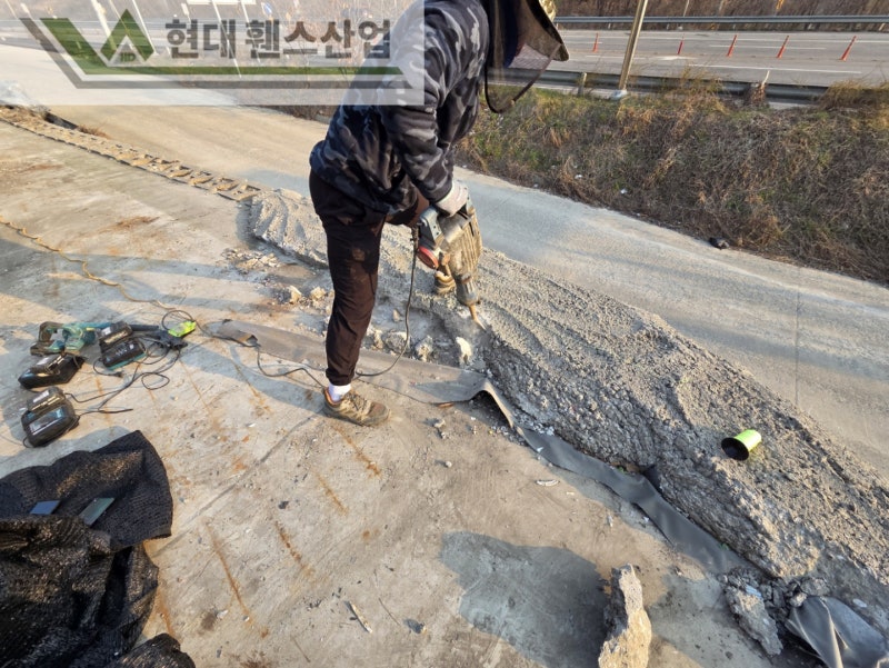 아산휀스 펜스 울타리 - 아산시 용화동에 위치한 재활용 공장 경계에 차폐휀스를 시공한 현장을 소개합니다. 아산휀스 펜스 울타리 - 아산시 용화동에 위치한 재활용 공장 경계에 차폐휀스를 시공한 현장을 소개합니다.
