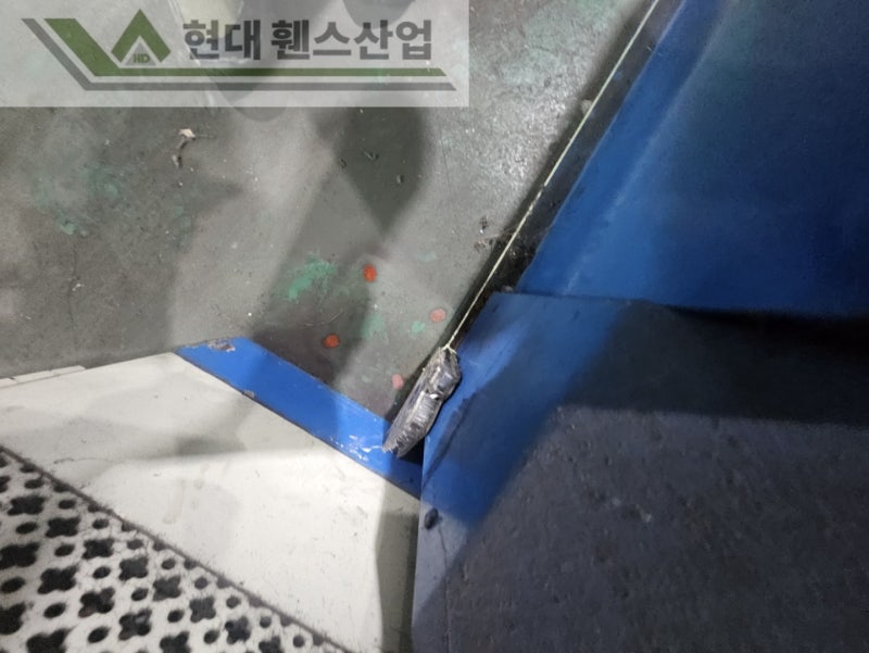 평택휀스 펜스 울타리 - 평택시에 위치한 물류창고에 있는 컨베이어벨트 주변에 위험방지용 메쉬휀스를 설치한 현장을 소개합니다.