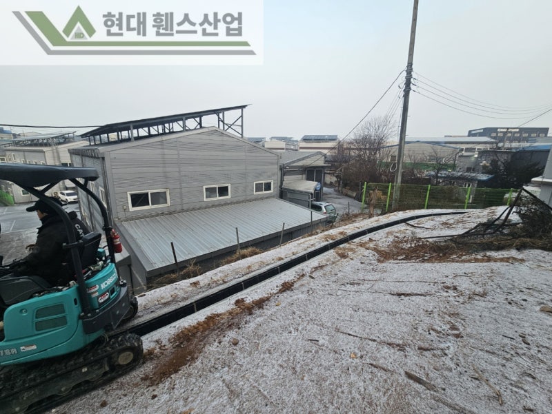 당진휀스 펜스 울타리 - 당진시 원당동에 위치한 공장 경계에 설치된 오래된 울타리를 철거하고 새롭게 시공해드린 현장을 소개합니다.
