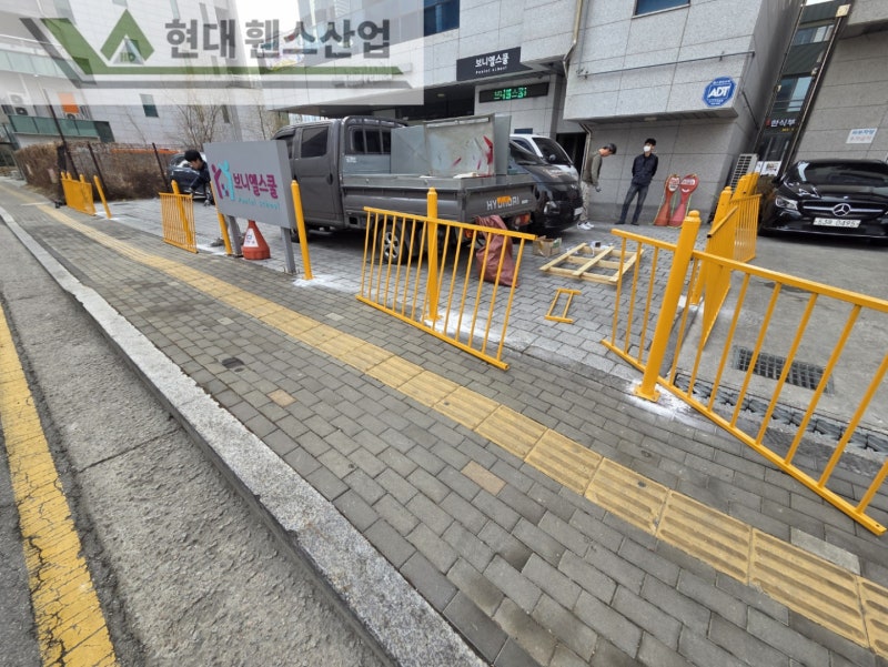 부평휀스 펜스 울타리 - 부평시 삼송동에 위치한 교회 건물 주차장에 경계용 베이직휀스를 시공한 현장을 소개합니다. 부평휀스 펜스 울타리 - 부평시 삼송동에 위치한 교회 건물 주차장에 경계용 베이직휀스를 시공한 현장을 소개합니다.