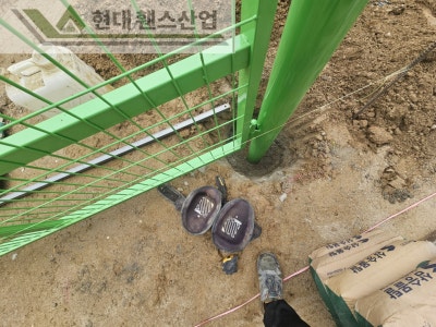 아산휀스 펜스 울타리 - 아산시 신창면에 위치한 농막 부지 경계에 메쉬휀스를 설치한 현장을 소개합니다. 아산휀스 펜스 울타리 - 아산시 신창면에 위치한 농막 부지 경계에 메쉬휀스를 설치한 현장을 소개합니다.