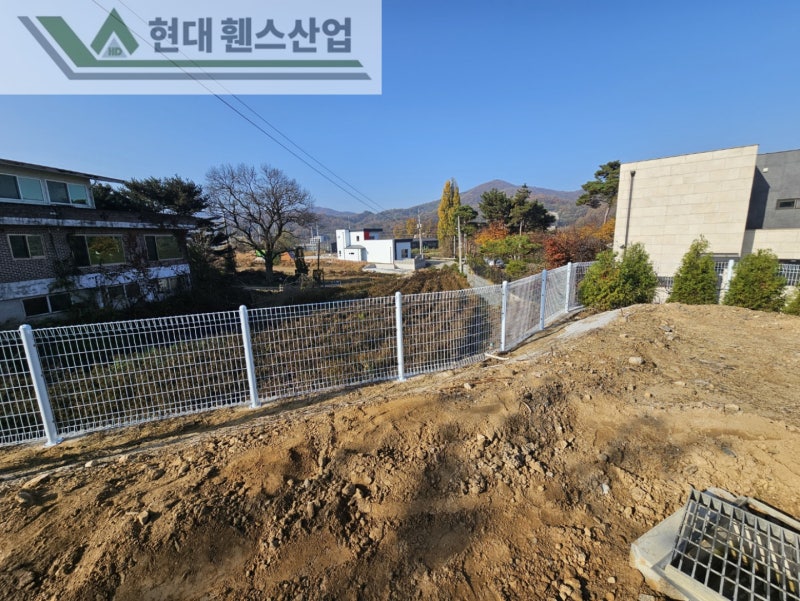 수원휀스 펜스 울타리 - 수원시 권선구 고색동에 위치한 신축 건물 경계에 추락방지용 메쉬휀스를 시공한 현장을 소개합니다.