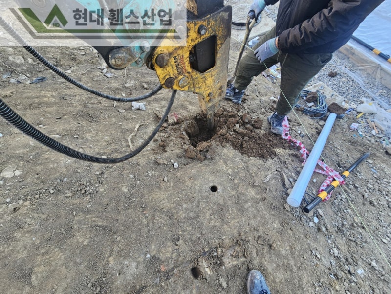 오산휀스 펜스 울타리 - 오산시 지곶동에 위치한 신축 건물에 경계용 메쉬휀스를 시공한 현장을 소개합니다.