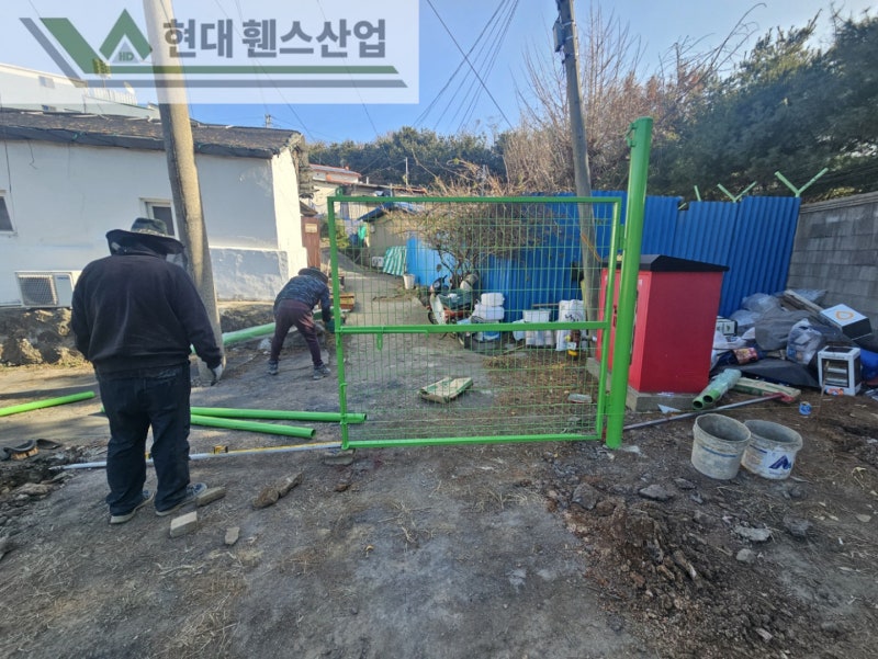 평택휀스 펜스 울타리 - 평택시 청북읍에 위치한 대지 경계에 경계용 메쉬휀스를 시공한 현장을 소개합니다.