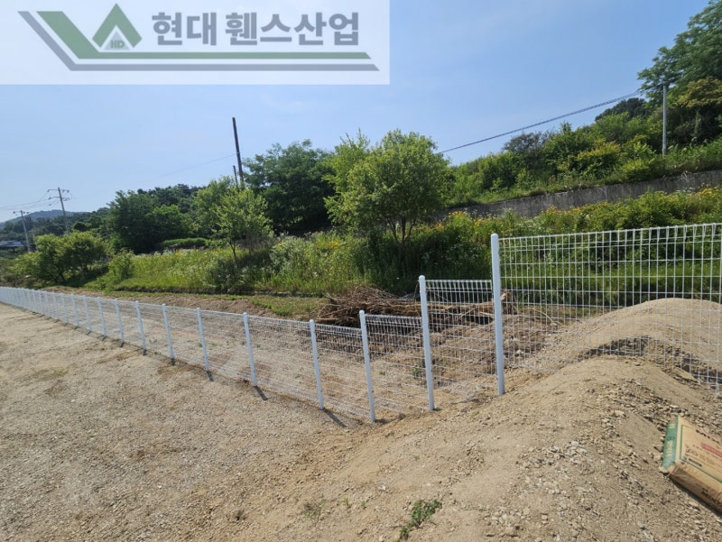 천안휀스 펜스 울타리 - 천안시 동남구에 위치한 산업단지 부지에 경계용 메쉬휀스를 설치한 현장을 소개합니다. 천안휀스 펜스 울타리 - 천안시 동남구에 위치한 산업단지 부지에 경계용 메쉬휀스를 설치한 현장을 소개합니다.