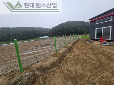 아산휀스 펜스 울타리 - 아산시 신창면에 위치한 농막 부지 경계에 메쉬휀스를 설치한 현장을 소개합니다. 아산휀스 펜스 울타리 - 아산시 신창면에 위치한 농막 부지 경계에 메쉬휀스를 설치한 현장을 소개합니다.