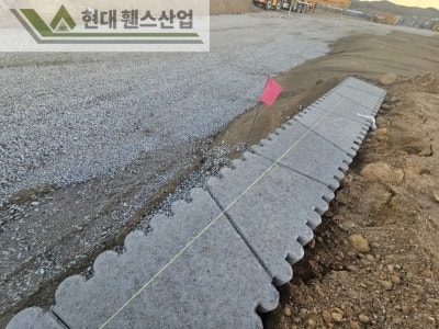 평택휀스 펜스 울타리 - 평택시 칠괴동에 위치한 신축산업단지 부지 경계에 경계용 베이직 B형휀스를 시공한 현장을 소개합니다.