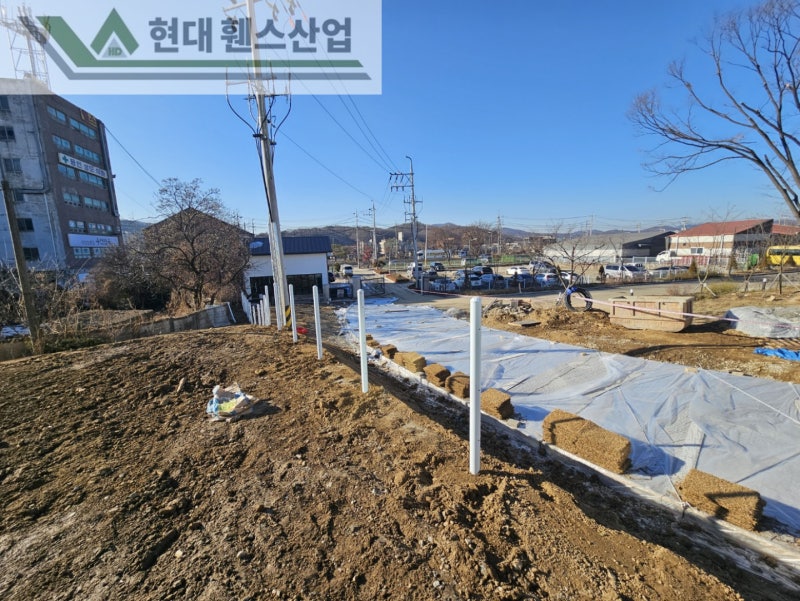 오산휀스 펜스 울타리 - 오산시 지곶동에 위치한 신축 건물에 경계용 메쉬휀스를 시공한 현장을 소개합니다.