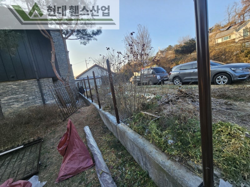 천안휀스 펜스 울타리 - 천안시 동남구에 위치한 전원주택에 디자인창살형 휀스를 시공한 현장을 소개합니다. 천안휀스 펜스 울타리 - 천안시 동남구에 위치한 전원주택에 디자인창살형 휀스를 시공한 현장을 소개합니다.