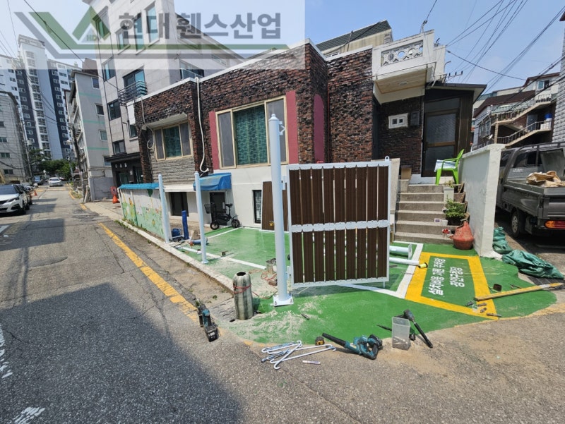 시흥휀스 펜스 울타리 - 시흥시 대야동에 위치한 단독주택에 목재가 아름다운 미네랄 데크휀스와 대문을 설치한 현장을 소개합니다.
