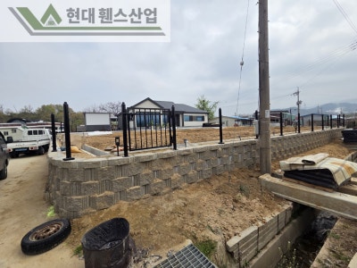 천안휀스 펜스 울타리 - 천안시 직산읍에 위치한 전원주택에 경계용 베이직A형휀스를 시공한 현장을 소개합니다. 천안휀스 펜스 울타리 - 천안시 직산읍에 위치한 전원주택에 경계용 베이직A형휀스를 시공한 현장을 소개합니다.