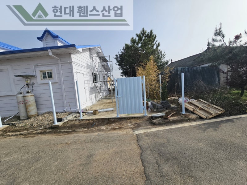 여주휀스 펜스 울타리 - 여주시 점동면에 위치한 키즈카페 예정지에 합성목재 가림막휀스와 차폐휀스를 설치한 현장을 소개합니다. Vo.2 여주휀스 펜스 울타리 - 여주시 점동면에 위치한 키즈카페 예정지에 합성목재 가림막휀스와 차폐휀스를 설치한 현장을 소개합니다. Vo.2
