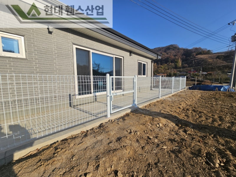 충주휀스 펜스 울타리 - 충주시 교현동에 위치한 주택 경계에 메쉬휀스를 시공한 현장을 소개합니다.