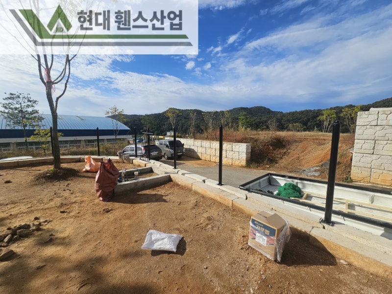 평택휀스 펜스 울타리 - 평택시 안중읍에 위치한 전원주택 경계에 베이직A형휀스를 시공한 현장을 소개합니다. 평택휀스 펜스 울타리 - 평택시 안중읍에 위치한 전원주택 경계에 베이직A형휀스를 시공한 현장을 소개합니다.