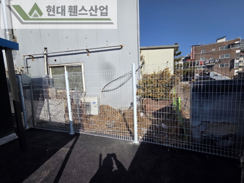 수원휀스 펜스 울타리 - 수원시 인계동에 위치한 신축건물에 경계용 메쉬휀스를 시공한 현장을 소개합니다.