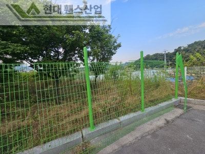 평택휀스 펜스 울타리 - 평택시 송탄읍에 위치한 택배 물류창고 뒤편에 출입방지용 메쉬휀스를 설치한 현장을 소개합니다.