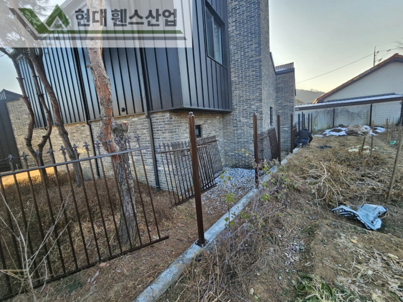천안휀스 펜스 울타리 - 천안시 동남구에 위치한 전원주택에 디자인창살형 휀스를 시공한 현장을 소개합니다. 천안휀스 펜스 울타리 - 천안시 동남구에 위치한 전원주택에 디자인창살형 휀스를 시공한 현장을 소개합니다.