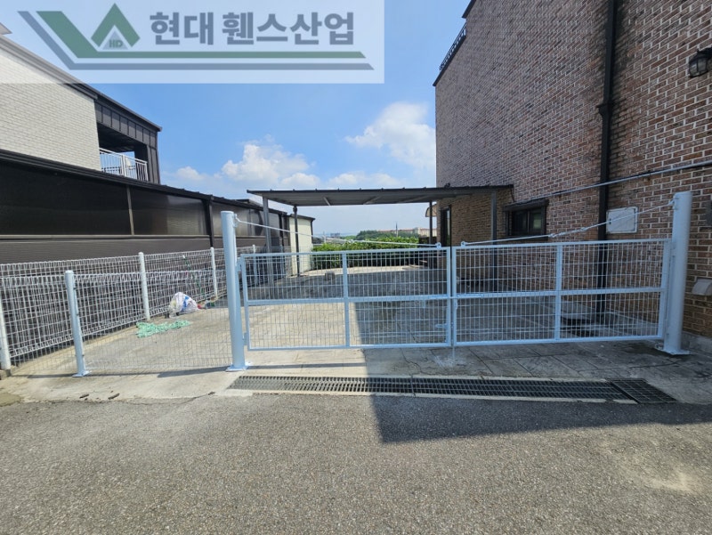 평택휀스 펜스 울타리 - 평택시 팽성읍에 위치한 미군부대 부근 타운 하우스 단지에 메쉬대문과 메쉬휀스를 설치한 현장을 소개합니다. 평택휀스 펜스 울타리 - 평택시 팽성읍에 위치한 미군부대 부근 타운 하우스 단지에 메쉬대문과 메쉬휀스를 설치한 현장을 소개합니다.