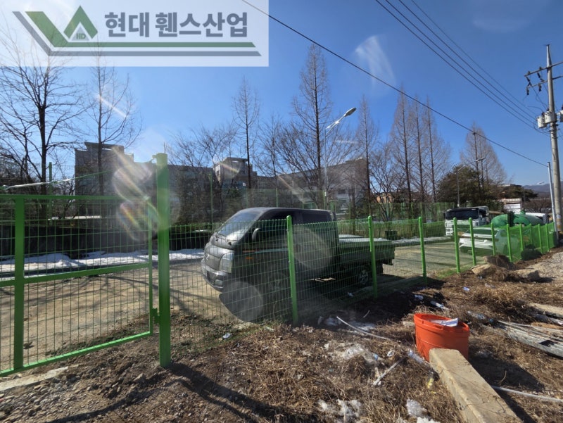 평택휀스 펜스 울타리 - 평택시 송탄동에 위치한 렌터카 회사 주차장 부지에 경계용 메쉬휀스를 시공한 현장을 소개합니다.