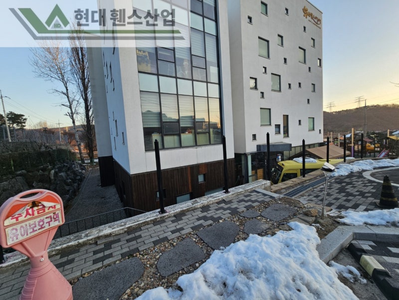 평택휀스 펜스 울타리 - 평택시 용이동에 위치한 유치원 주차장에 기존 메쉬휀스 철거 및 베이직B형휀스를 시공한 현장을 소개합니다.