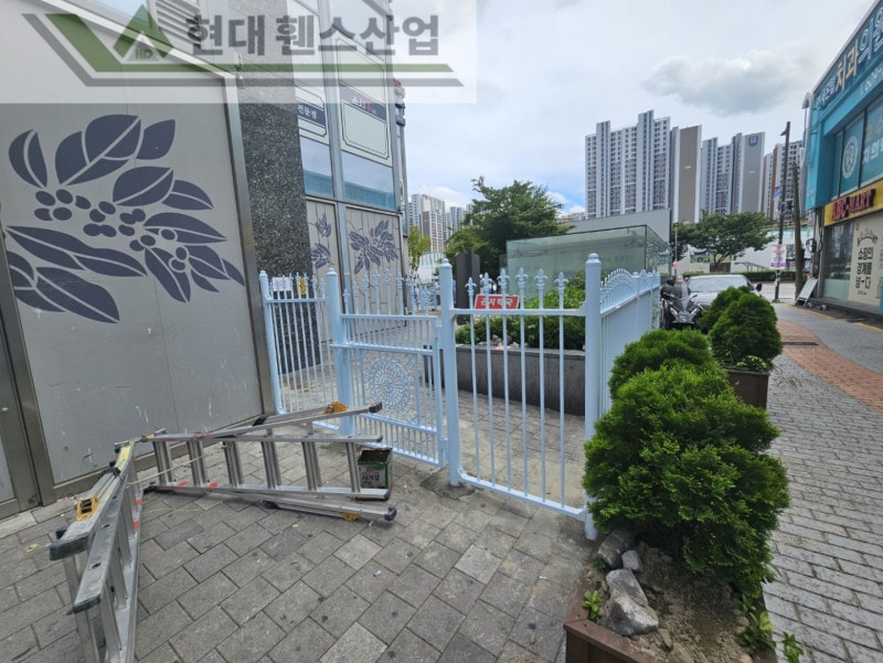 고양휀스 펜스 울타리 - 고양시 일산동구에 위치한 복합 쇼핑몰 건물에 출입방지용 디자인창살휀스를 설치한 현장을 소개합니다. 고양휀스 펜스 울타리 - 고양시 일산동구에 위치한 복합 쇼핑몰 건물에 출입방지용 디자인창살휀스를 설치한 현장을 소개합니다.