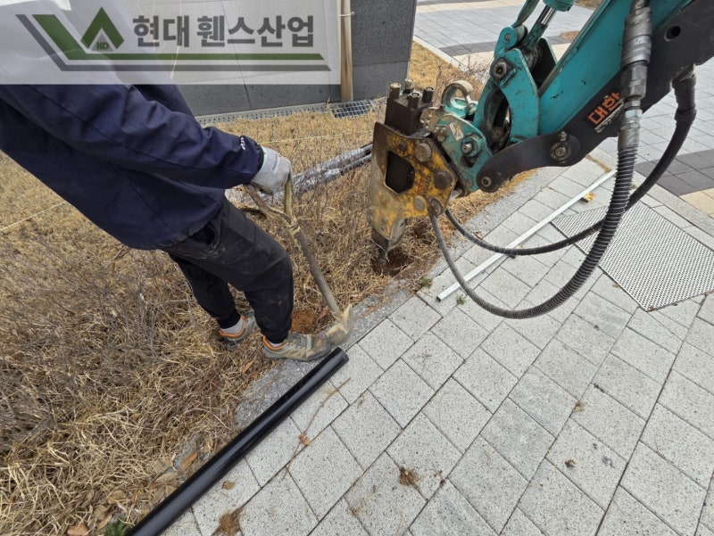제천휀스 펜스 울타리 - 제천군 세무서 경계에 베이직C형휀스를 시공한 현장을 소개합니다.
