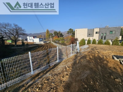 수원휀스 펜스 울타리 - 수원시 권선구 고색동에 위치한 신축 건물 경계에 추락방지용 메쉬휀스를 시공한 현장을 소개합니다.