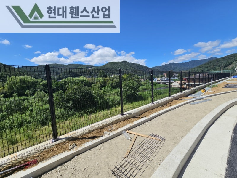 청평휀스 펜스 울타리 - 가평군 청평면에 위치한 물류창고에 경계용 메쉬휀스를 시공한 현장을 소개합니다.