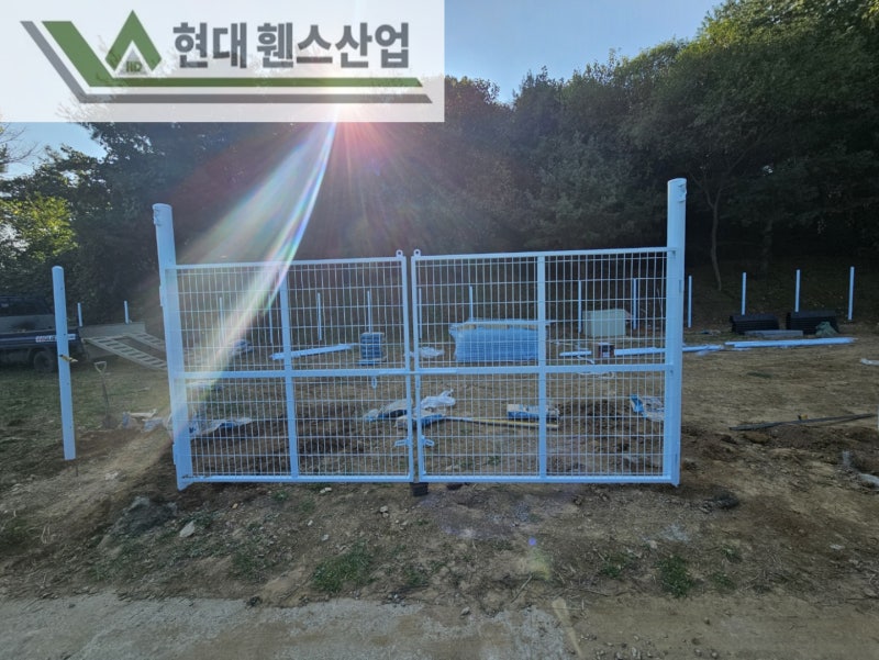 안성휀스 펜스 울타리 - 안성시 아양동에 위치한 나대지에 경계용 메쉬휀스를 시공한 현장을 소개합니다. 안성휀스 펜스 울타리 - 안성시 아양동에 위치한 나대지에 경계용 메쉬휀스를 시공한 현장을 소개합니다.