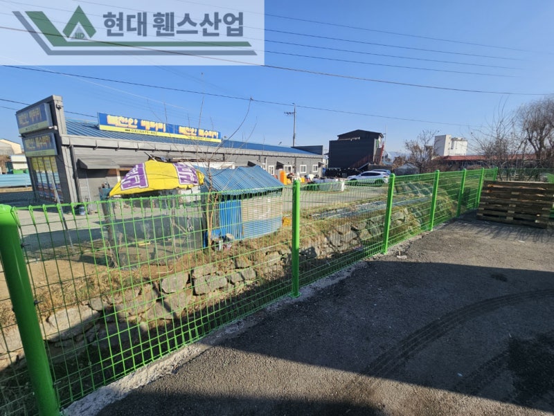 천안휀스 펜스 울타리 - 천안시 직산읍에 위치한 제조 공장 경계에 오래된 메쉬휀스를 철거하고 새로운 메쉬휀스를 시공한 현장을 소개합니다. 천안휀스 펜스 울타리 - 천안시 직산읍에 위치한 제조 공장 경계에 오래된 메쉬휀스를 철거하고 새로운 메쉬휀스를 시공한 현장을 소개합니다.