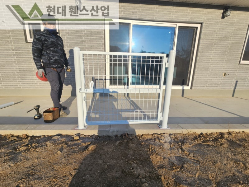 충주휀스 펜스 울타리 - 충주시 교현동에 위치한 주택 경계에 메쉬휀스를 시공한 현장을 소개합니다.